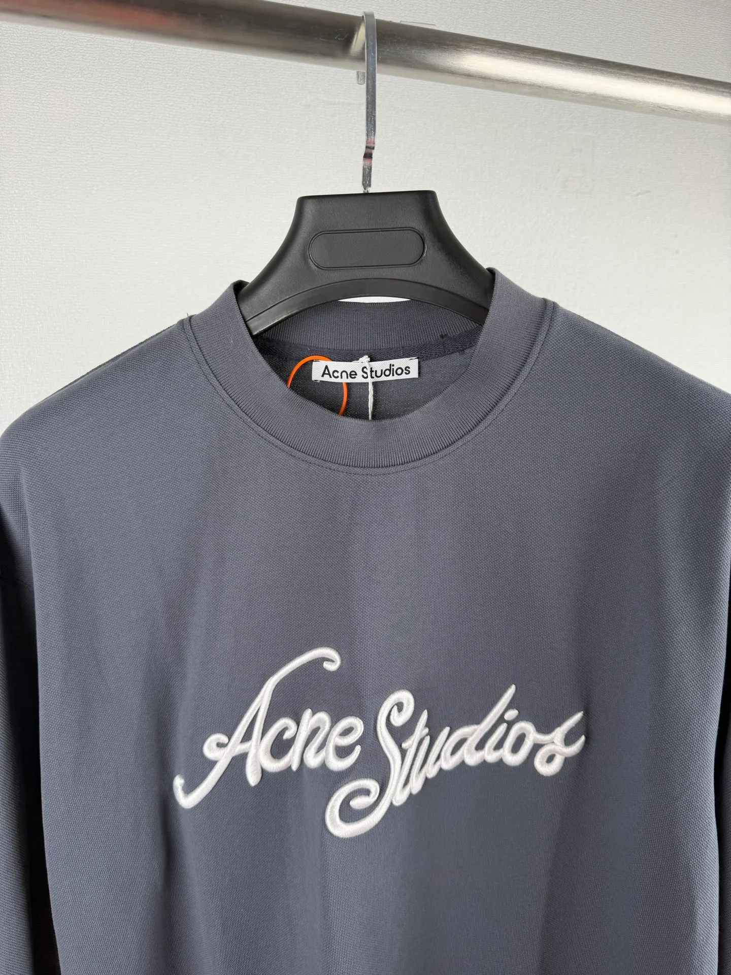 ACNE Studios embroidered logo long-sleeved T-shirt. Customized matte luxury piqué cotton. The texture is dense, soft and skin-friendly. The misty night black is the keynote. The delicate texture is smudged with luxurious soft light. The iconic embroidered logo is engraved on the chest. The same logo on the hem is exquisitely echoed. The minimalist silhouette hides high-level recognition. It has both eye-catching tension and noble texture. It perfectly interprets the Scandinavian minimalist style. Unlock the code of street luxury trends. Process 1: Use imported machine embroidery technology. Use advanced computer control systems and precision mechanical components to realize Acne Studios logo work. High precision. Smooth and delicate lines. Process 2: The fabrics have been fermented and washed. The texture is better. Not easy to deform. Not easy to shrink. Not easy to fade. Maintain long-term beauty. Accessories: Customized 1:1 Acne trademark. Version: loose version. Size: S M L XL.